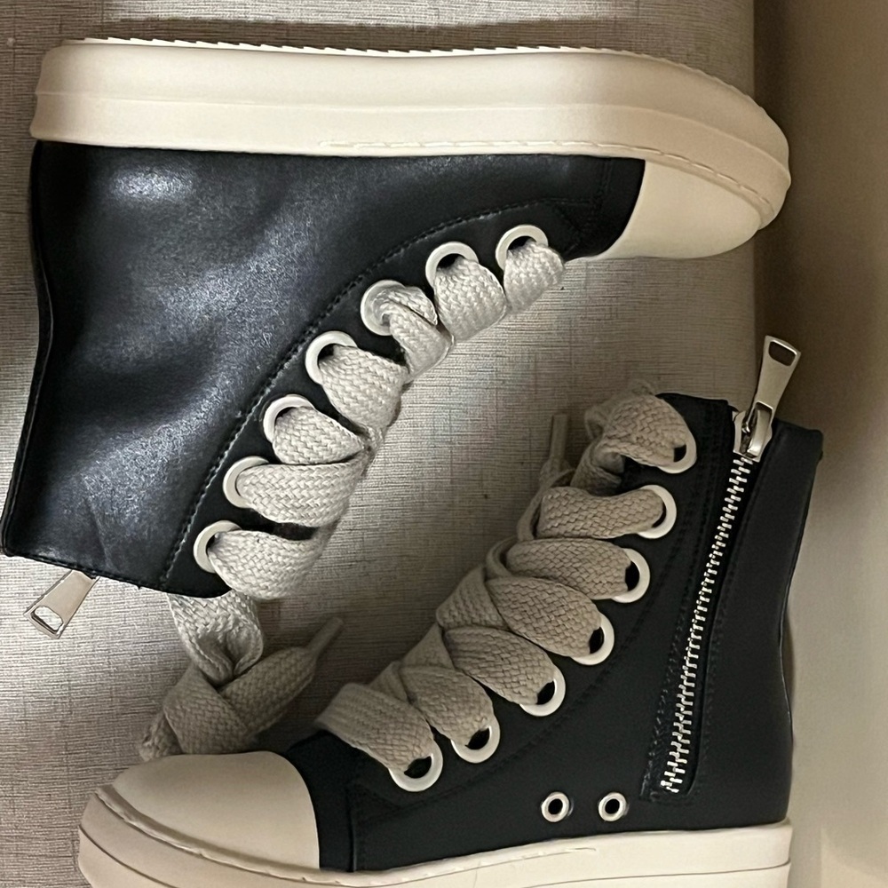 On Trend Black and White Women's High-Top Sneakers, European size 35